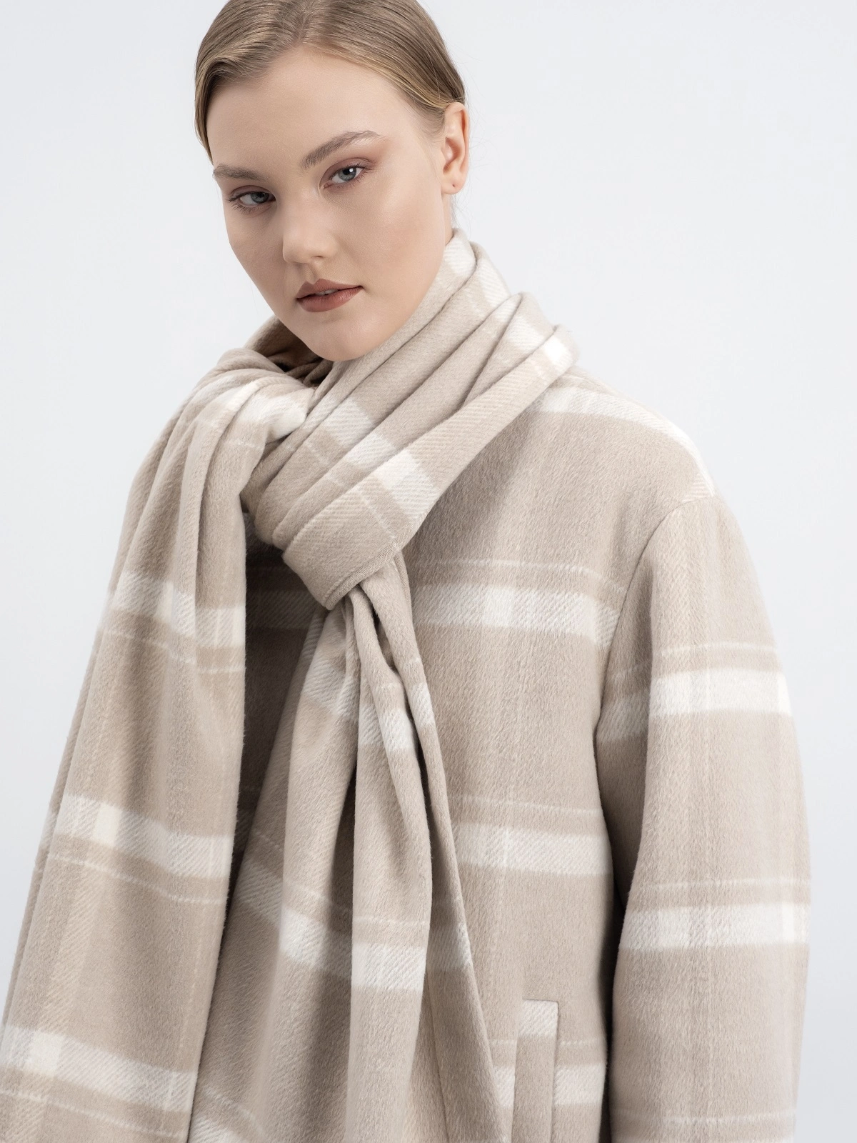 Бежевая куртка в клетку с палантином