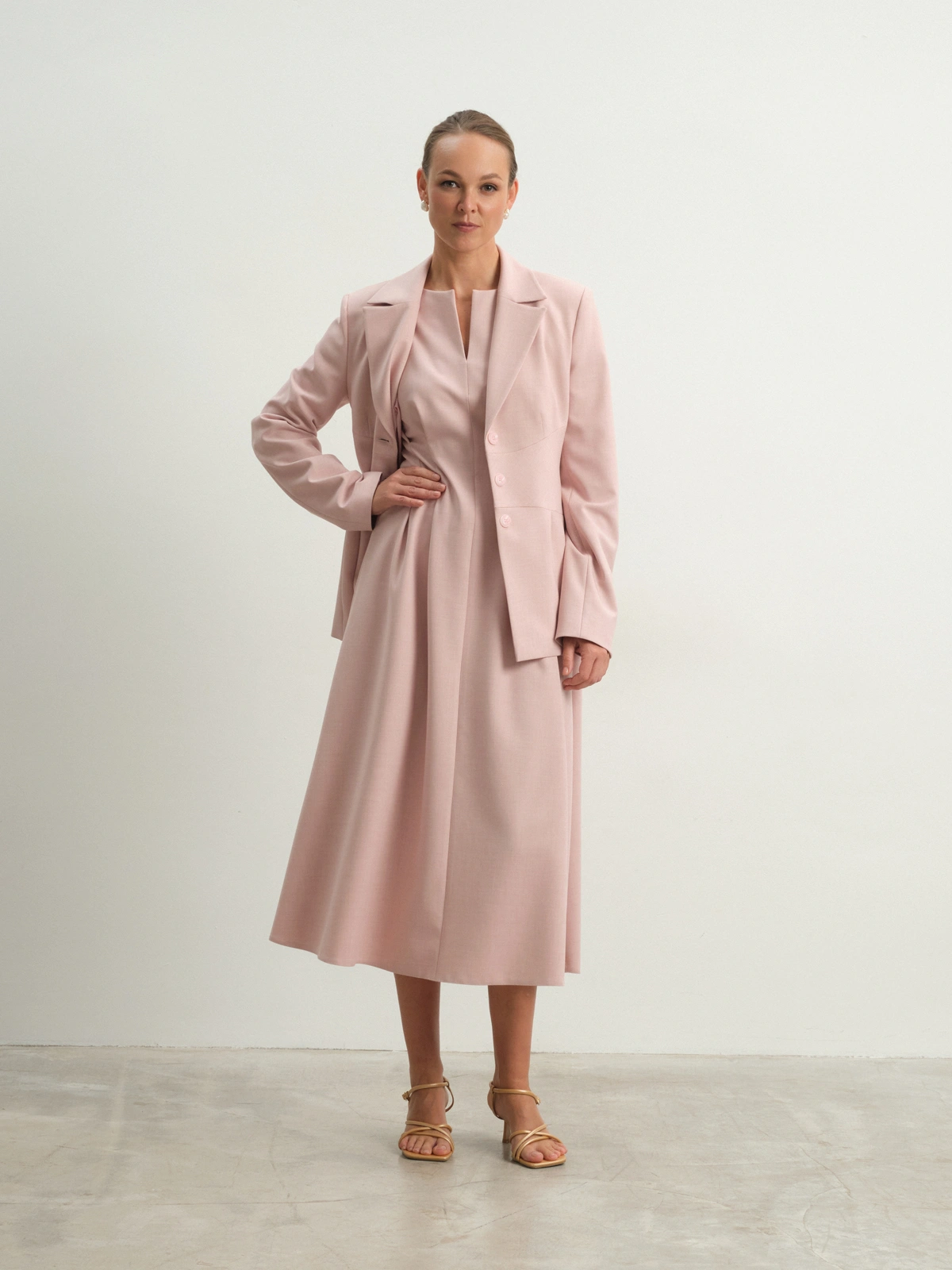 Розовое приталенное платье Charm