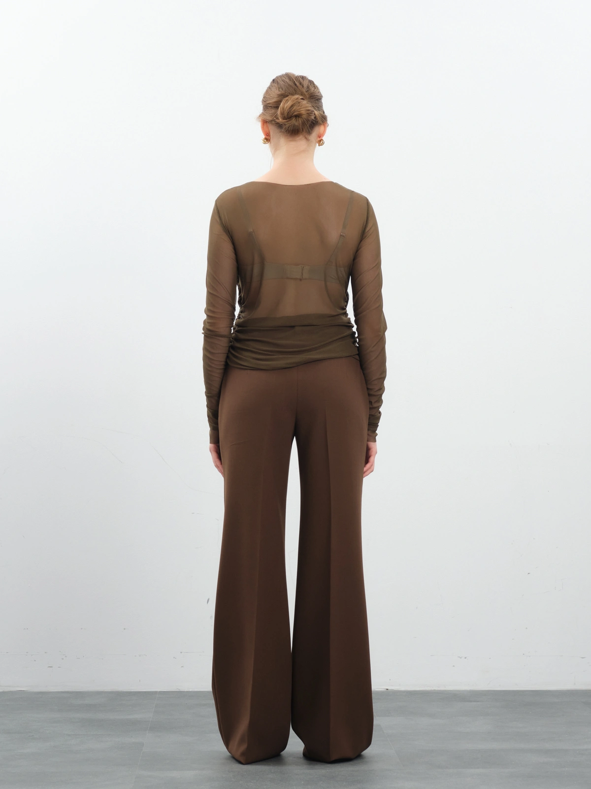 Шоколадные расклешенные брюки