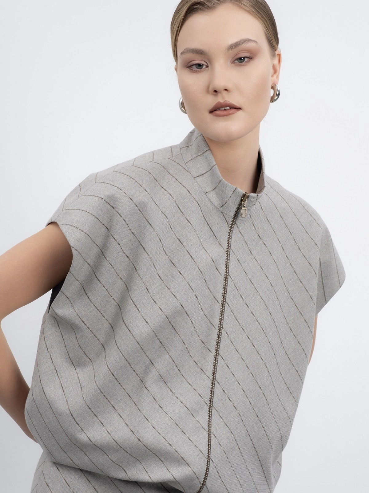 Серый жилет кокон в полоску