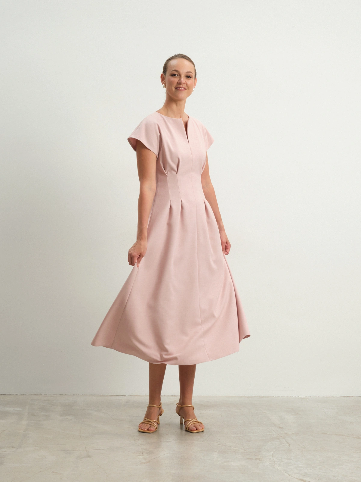 Розовое приталенное платье Charm