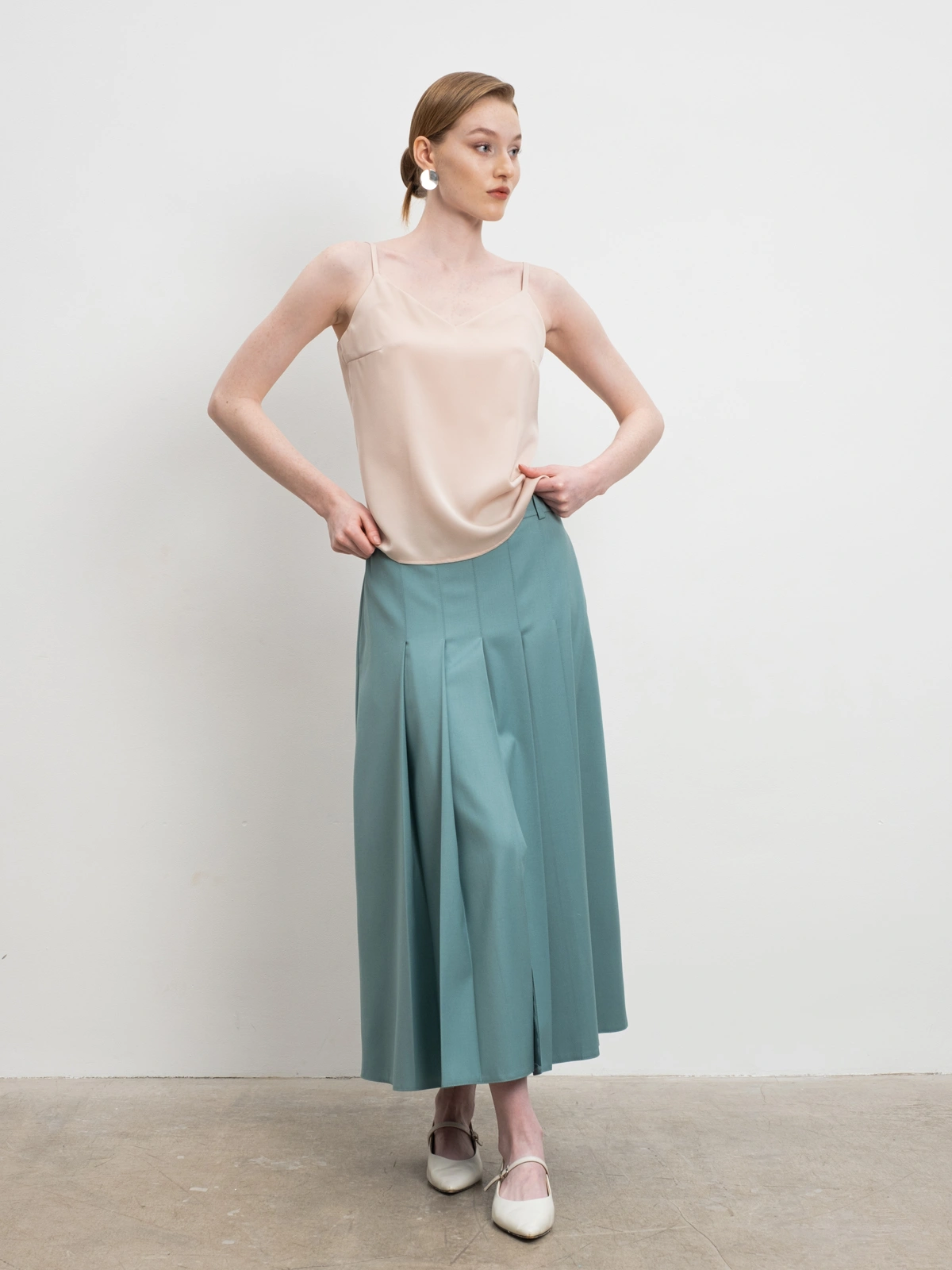 Бежевый топ на бретелях