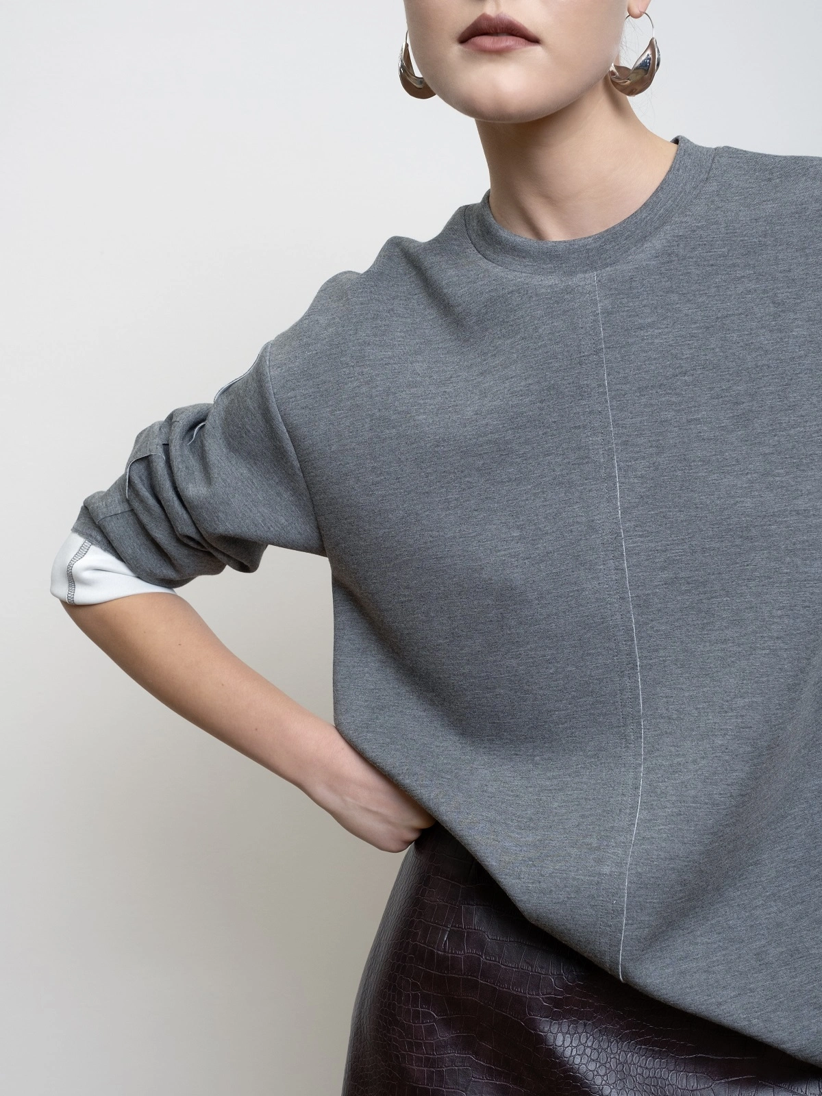 Серый лонгслив на белой основе