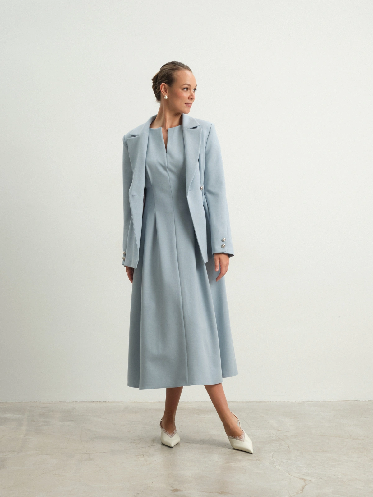 Голубое приталенное платье Allure