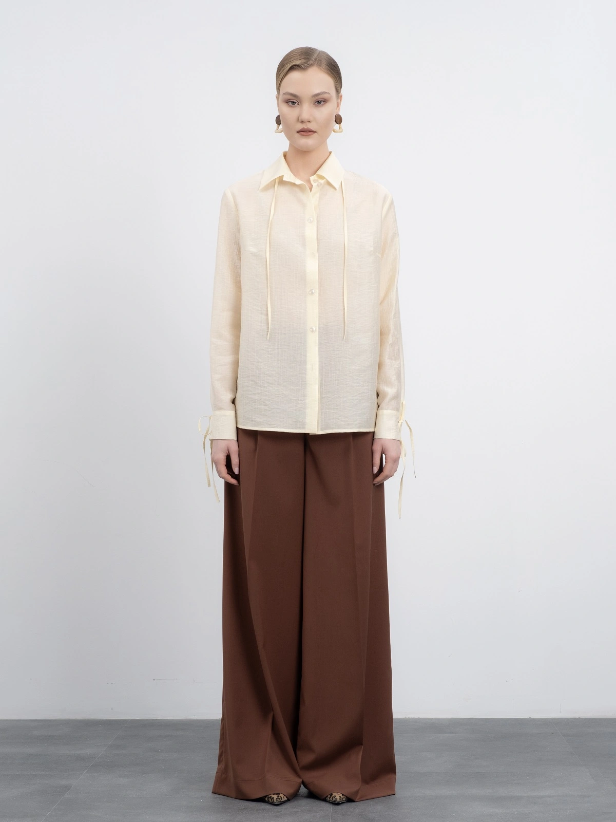 Коричневые широкие брюки