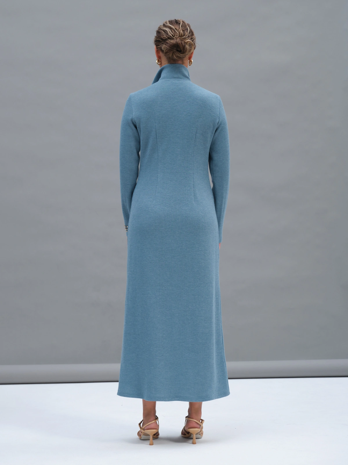 Голубое трикотажное платье