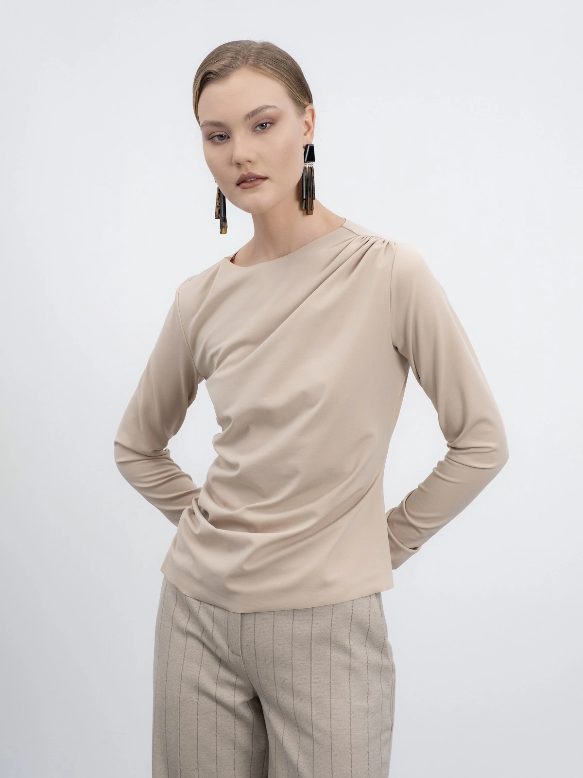 Бежевый лонгслив со сборкой