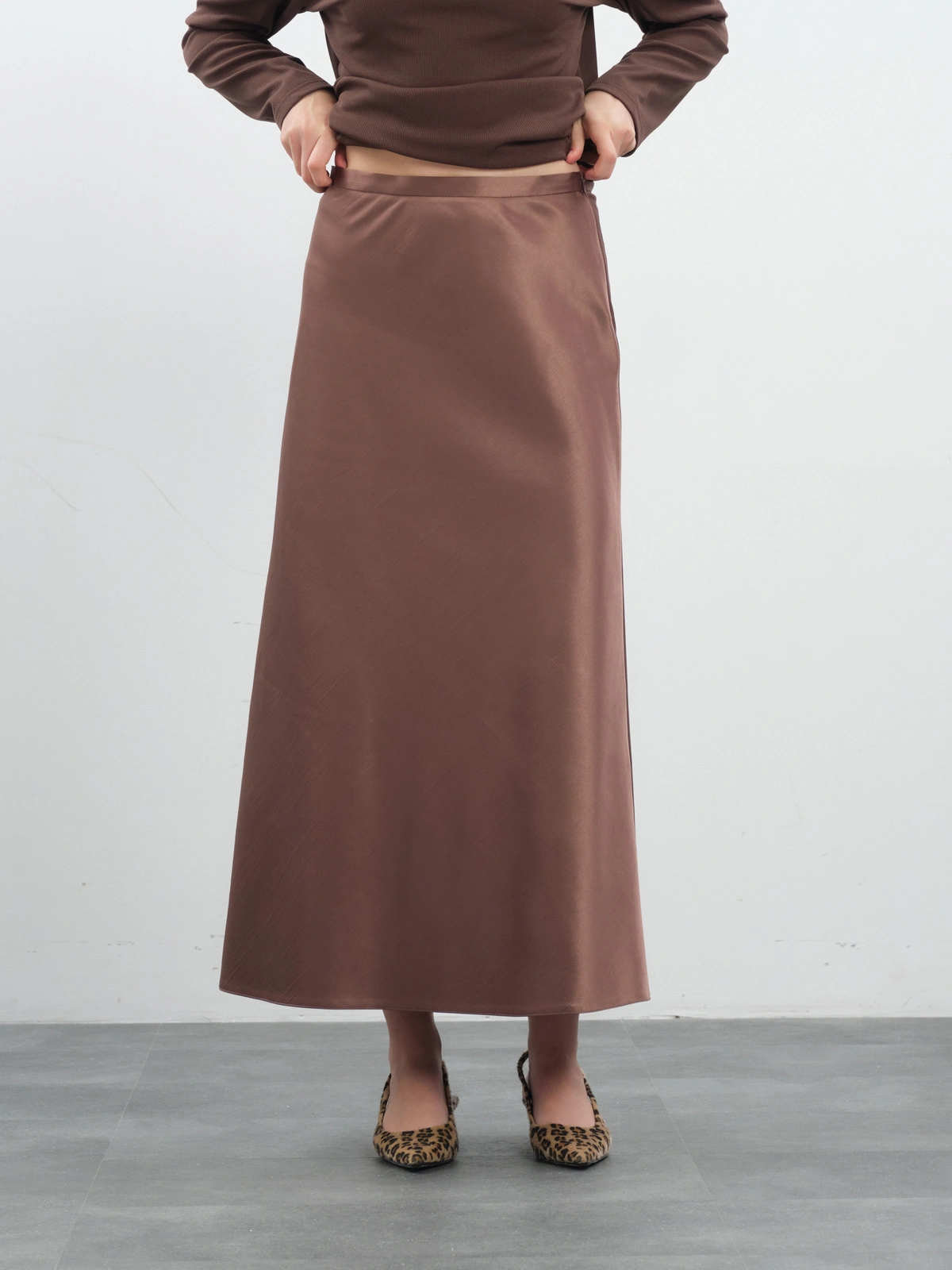 Атласная юбка в оттенке мокко