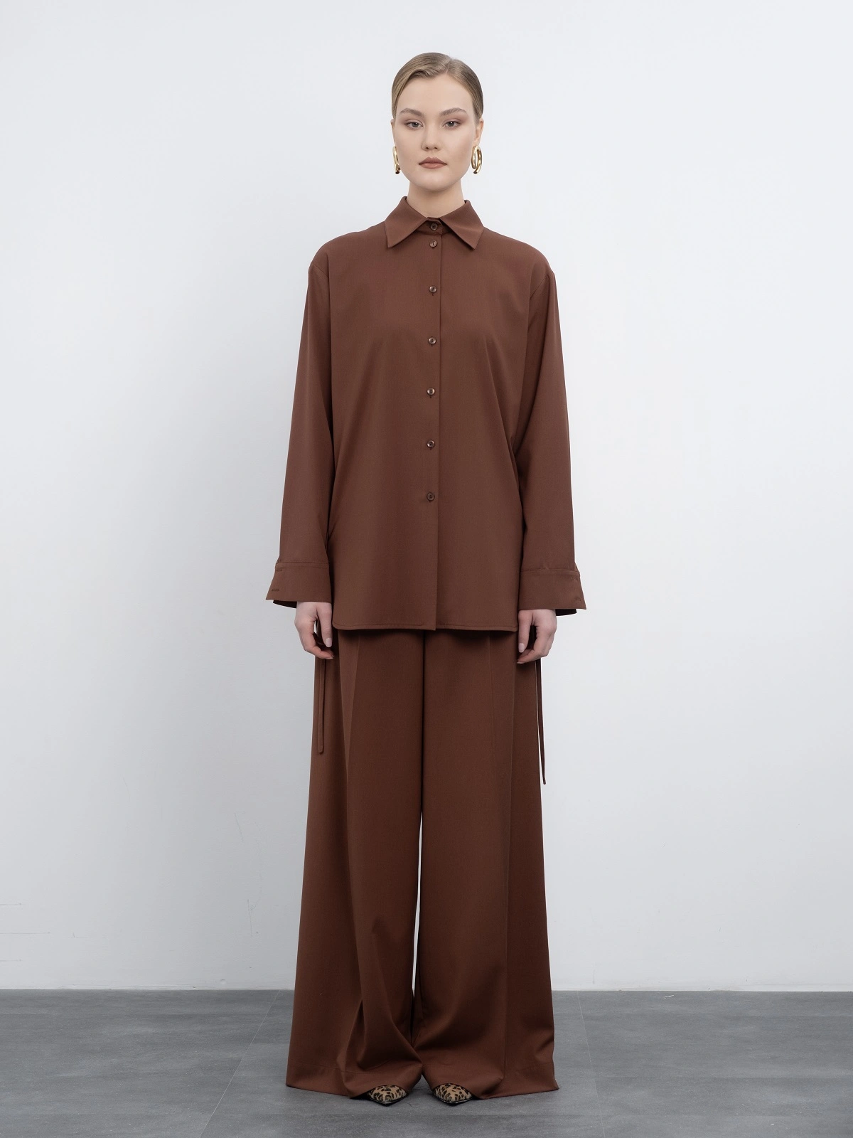 Коричневые широкие брюки