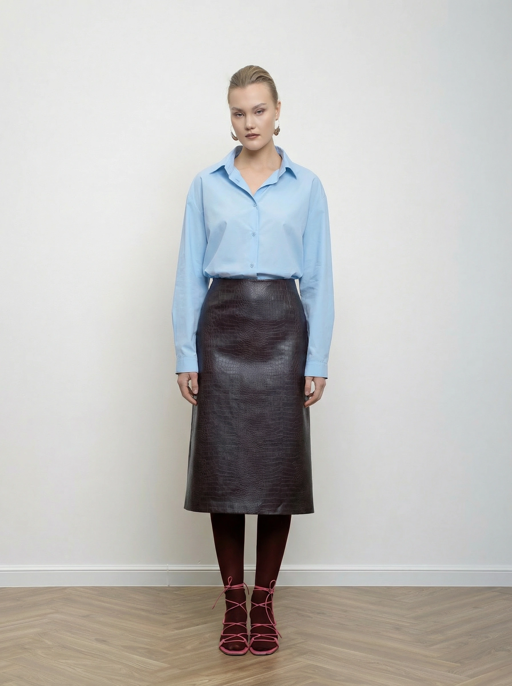 Вишневая юбка из экокожи