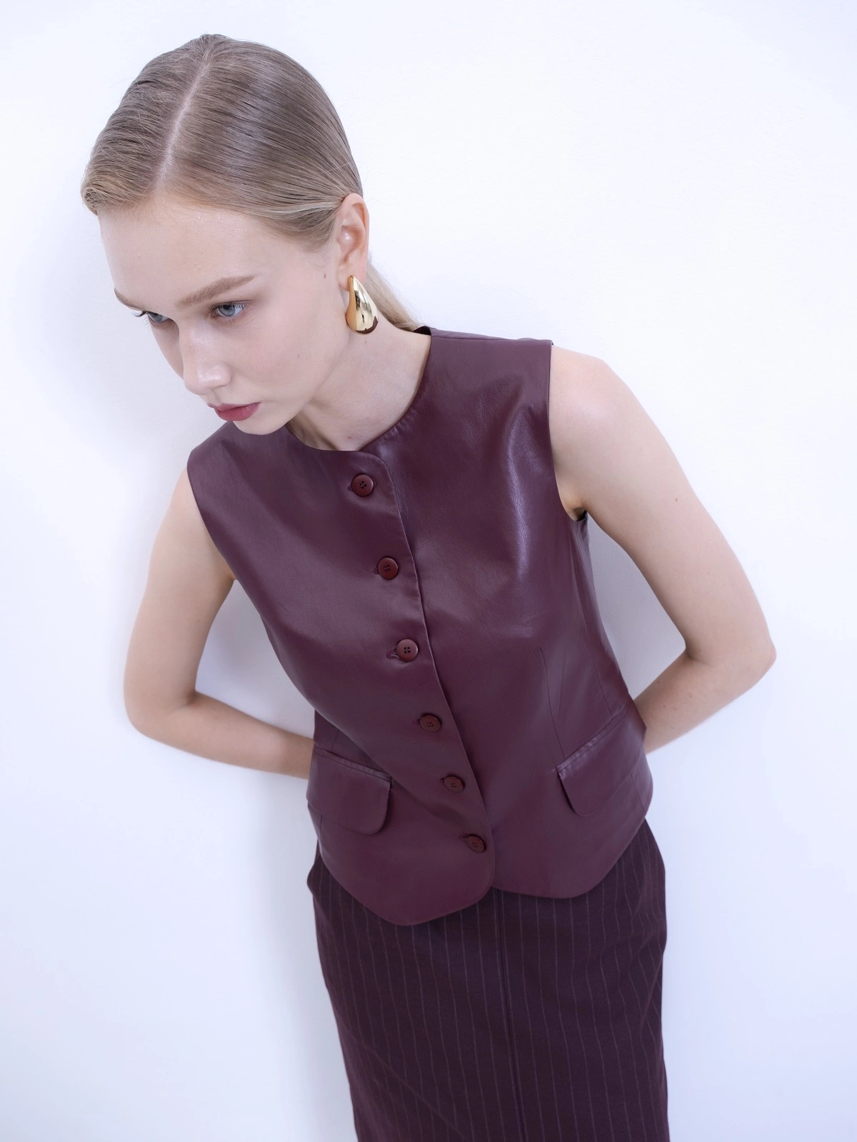 Бордовый жилет из экокожи