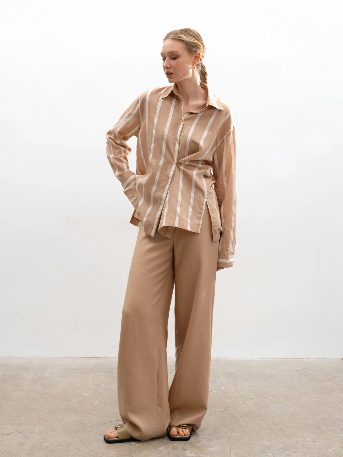 Бежевая рубашка в полоску