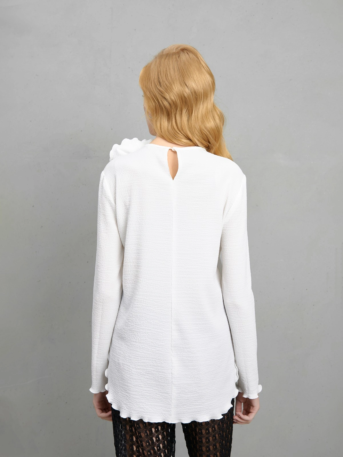 Белая блуза с цветком