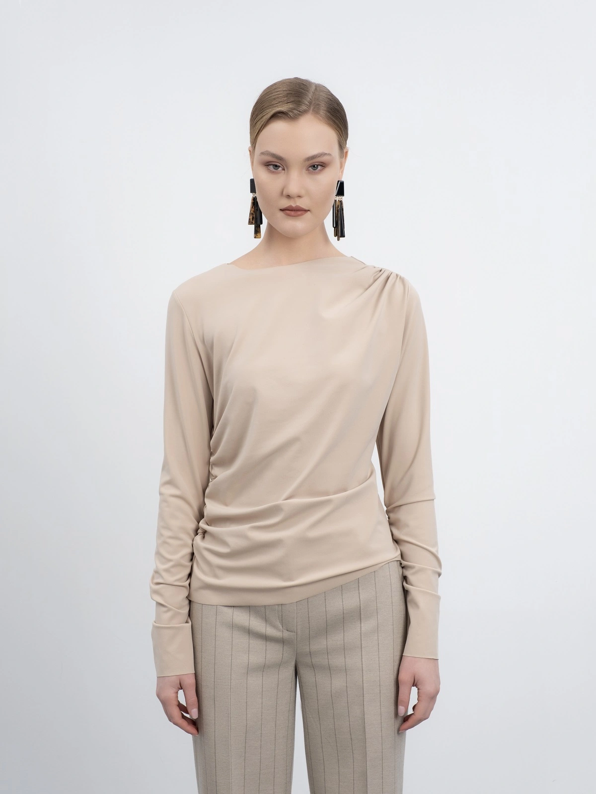 Бежевый лонгслив со сборкой