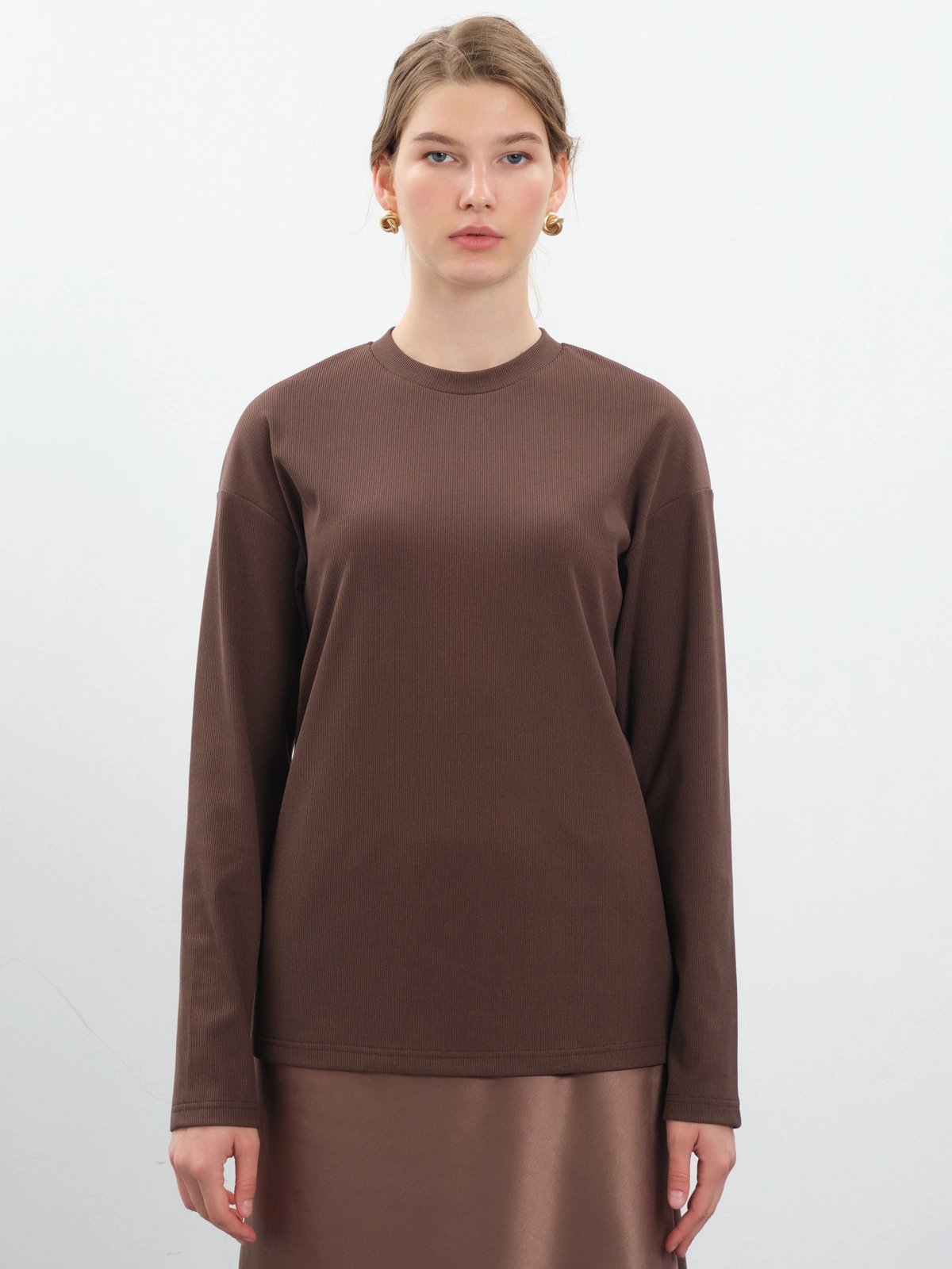 Шоколадный утепленный лонгслив в рубчик