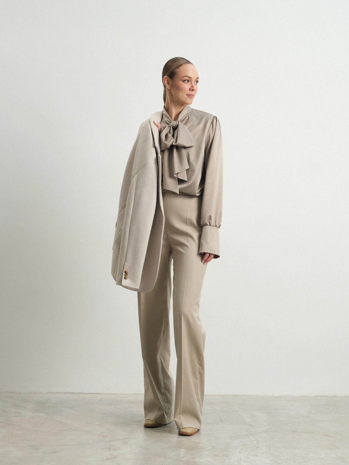 Бежевые брюки на резинке Bergenia