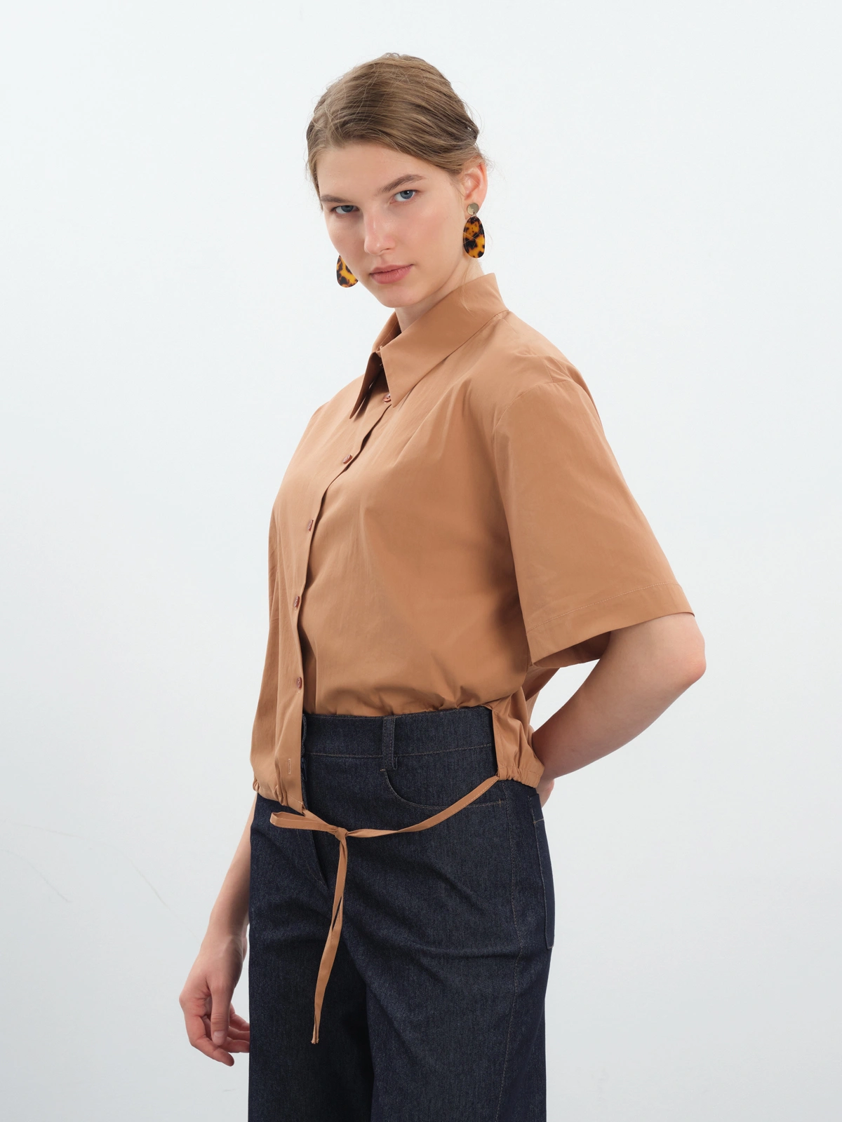 Коричневая блуза с асимметричным низом