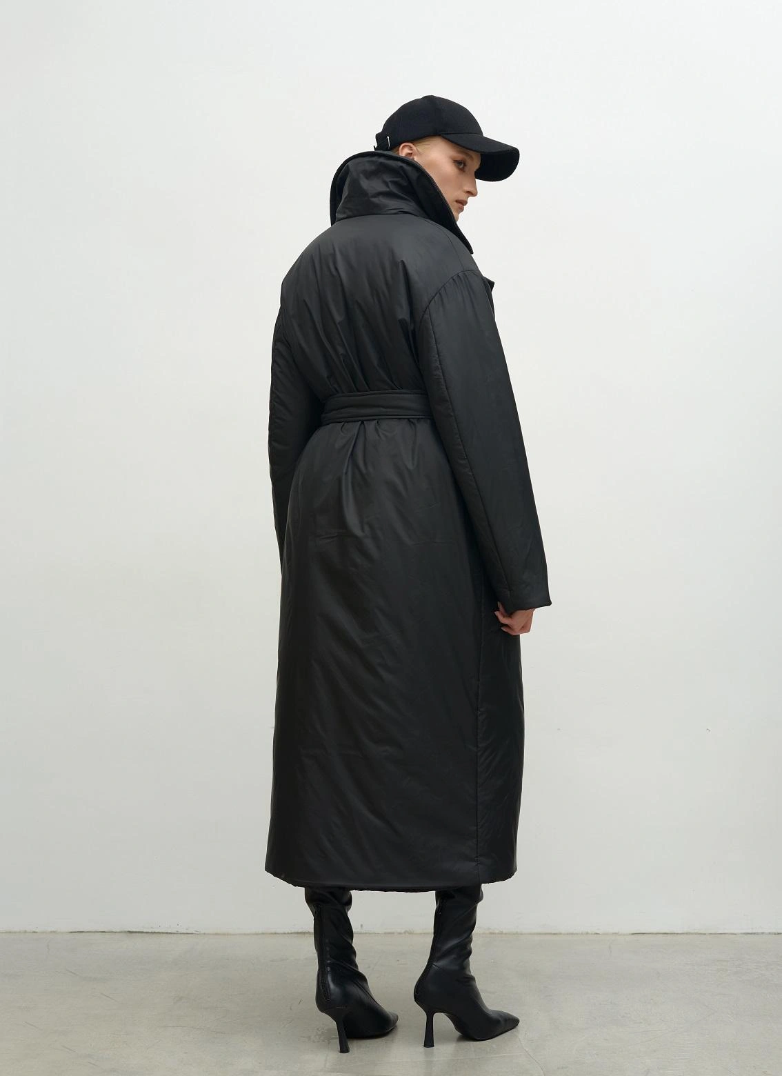 Черное пальто на синтепоне