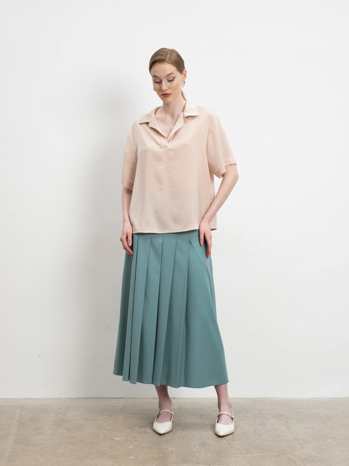 Бежевая блуза-поло