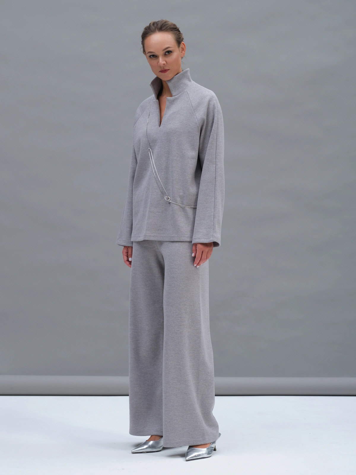 Серые трикотажные брюки