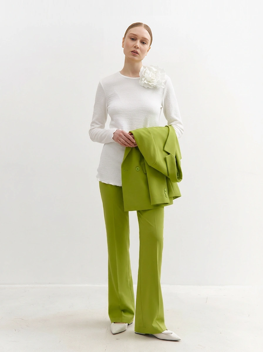 Белая блуза с цветком