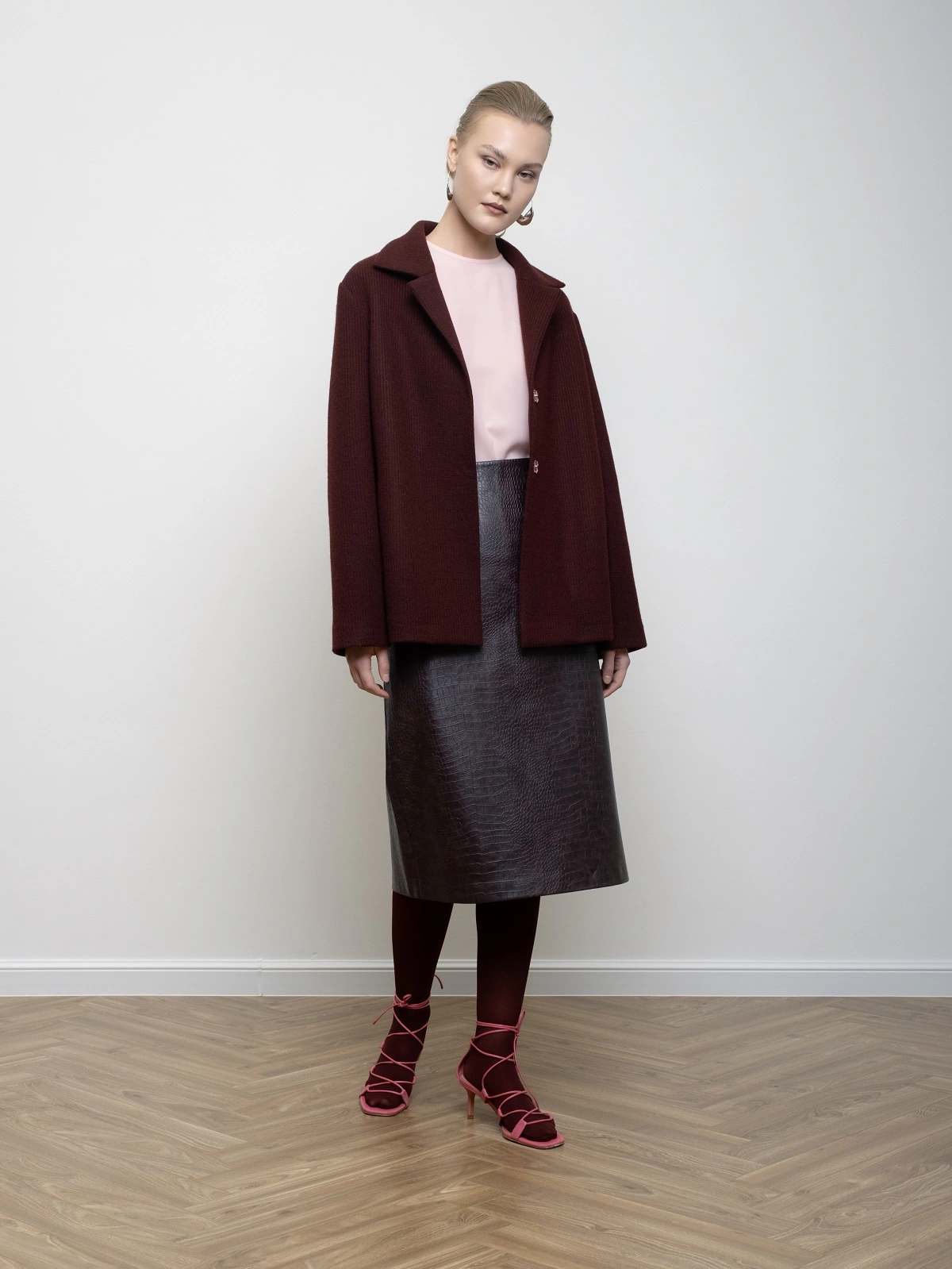 Вишневая юбка из экокожи