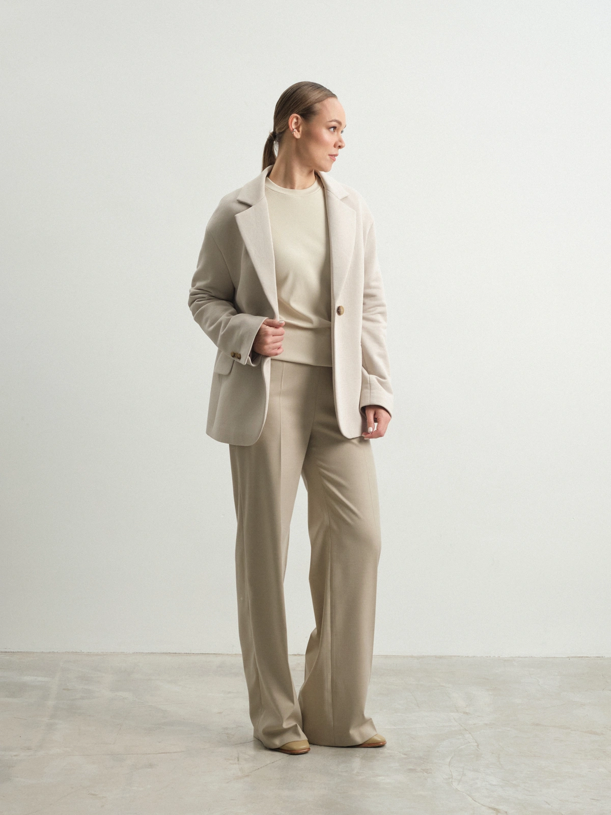 Бежевые брюки на резинке Bergenia