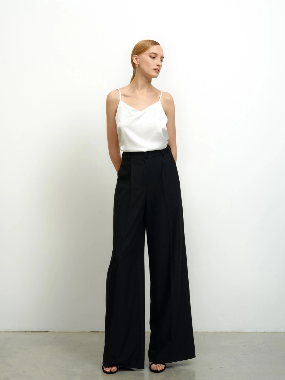 Белый топ на бретелях