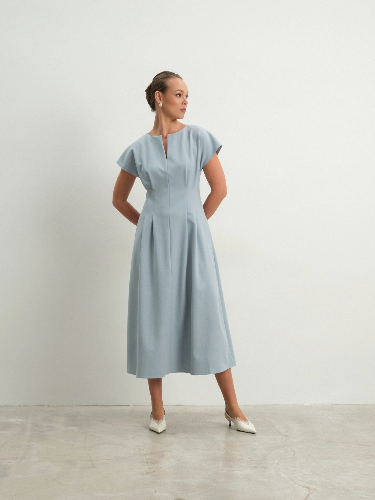 Голубое приталенное платье Allure