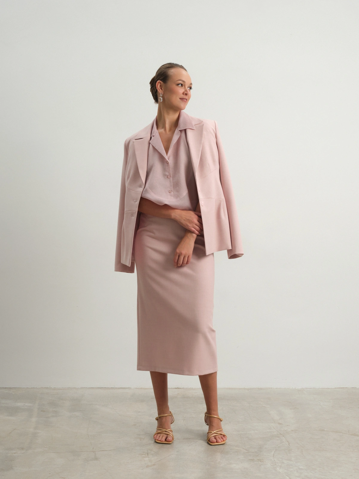 Розовый приталенный жакет Charm