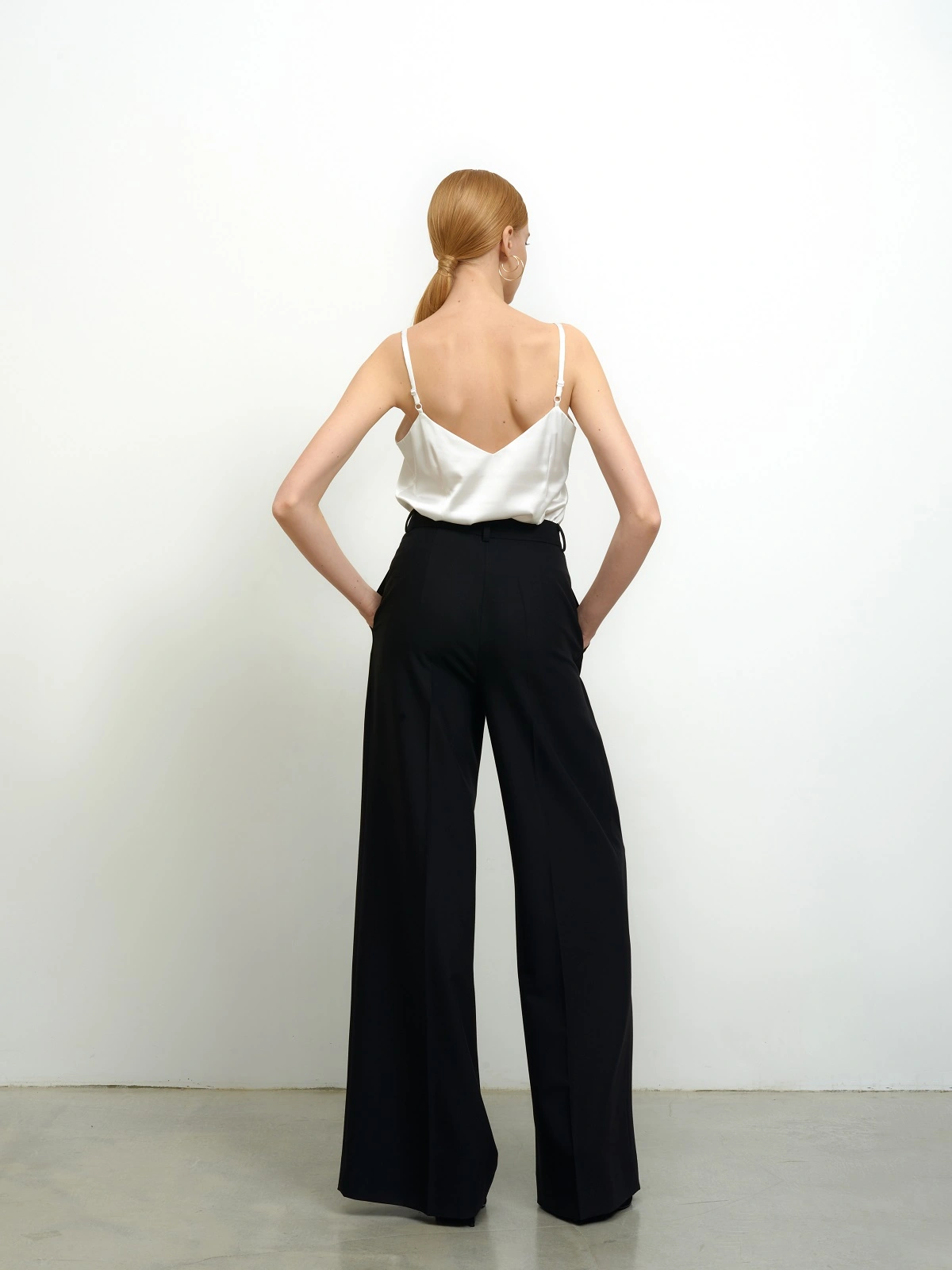 Белый топ на бретелях