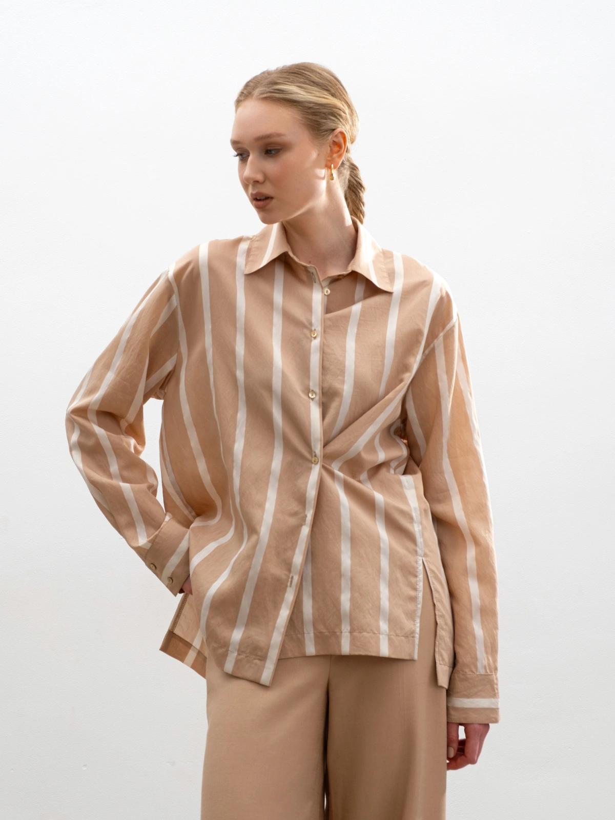 Бежевая рубашка в полоску