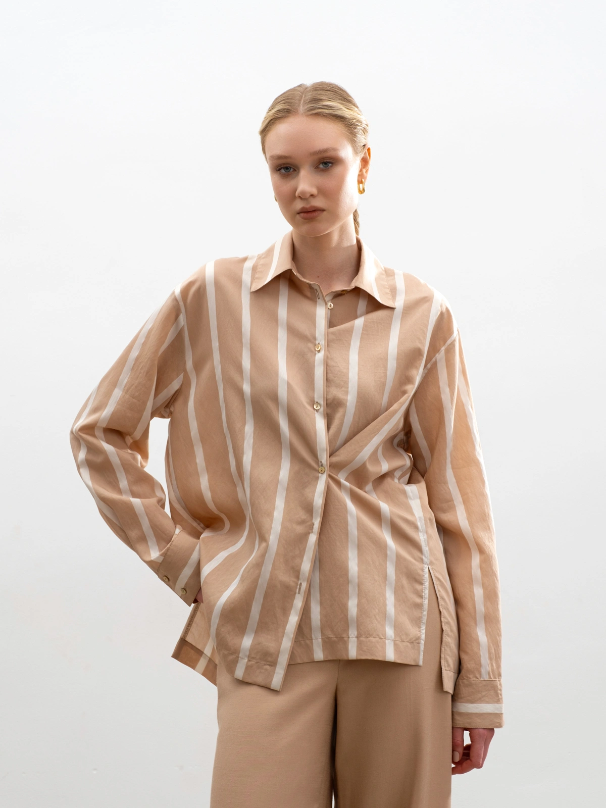 Бежевая рубашка в полоску