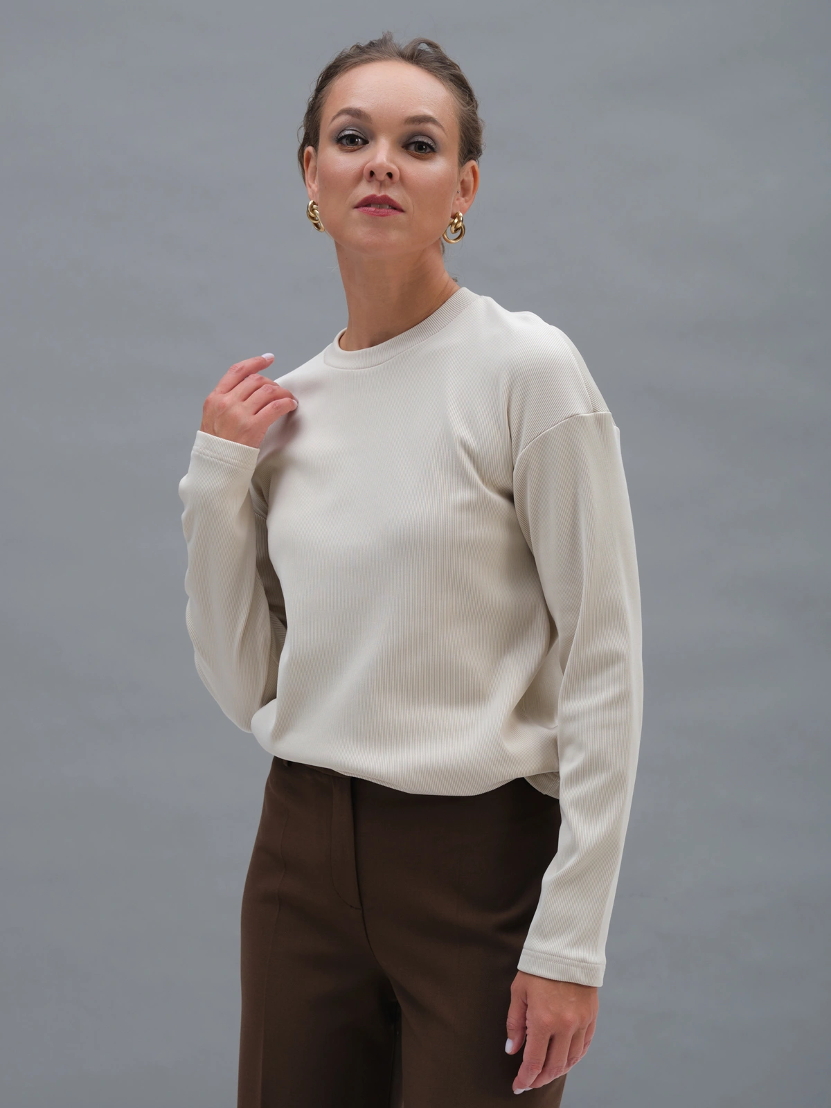 Бежевый утепленный лонгслив в рубчик