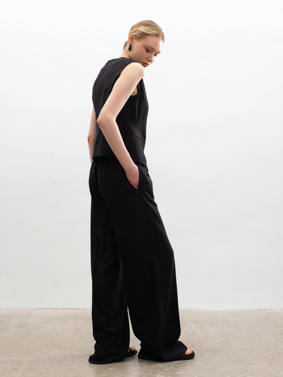 Широкие черные брюки