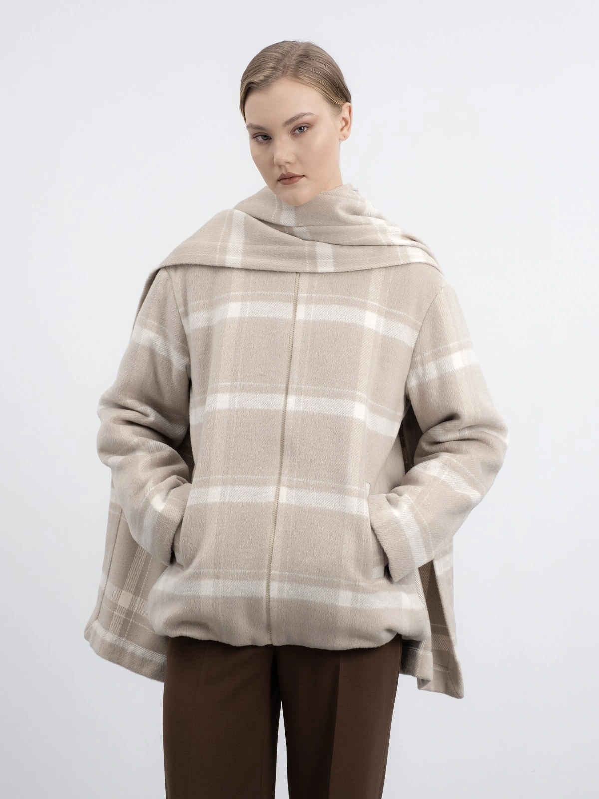 Бежевая куртка в клетку с палантином