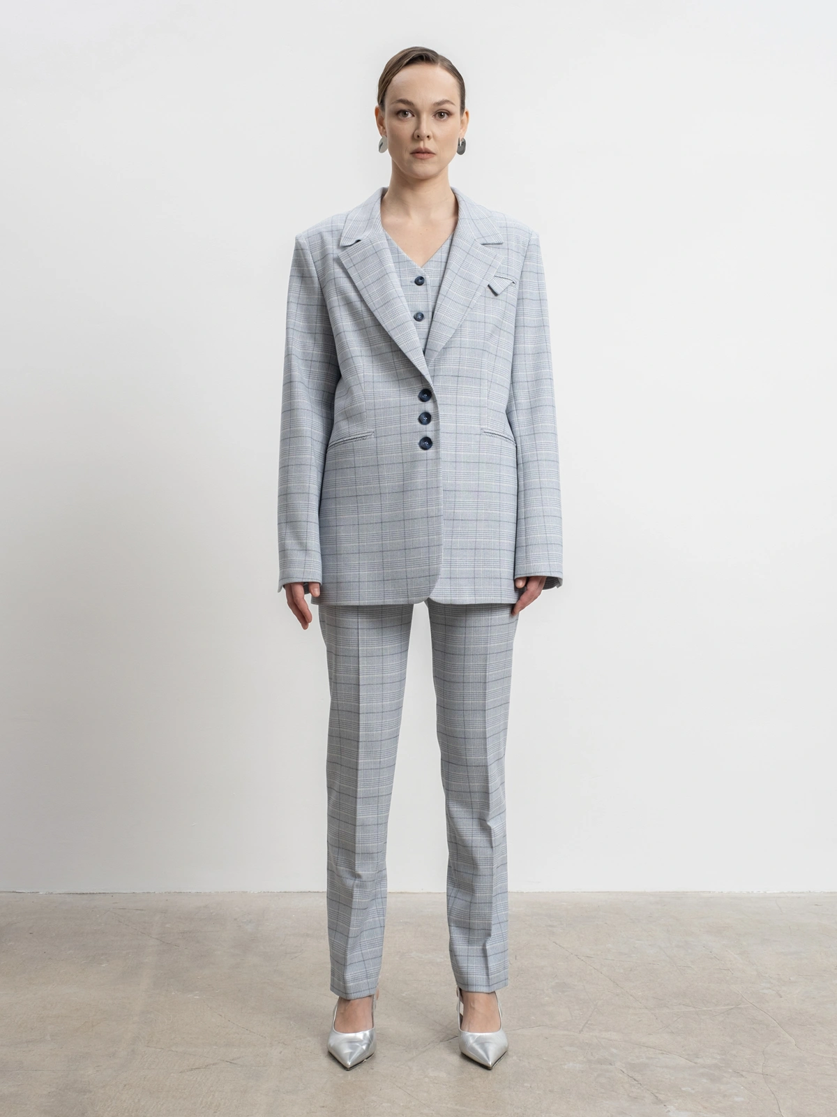 Голубые укороченные брюки в клетку