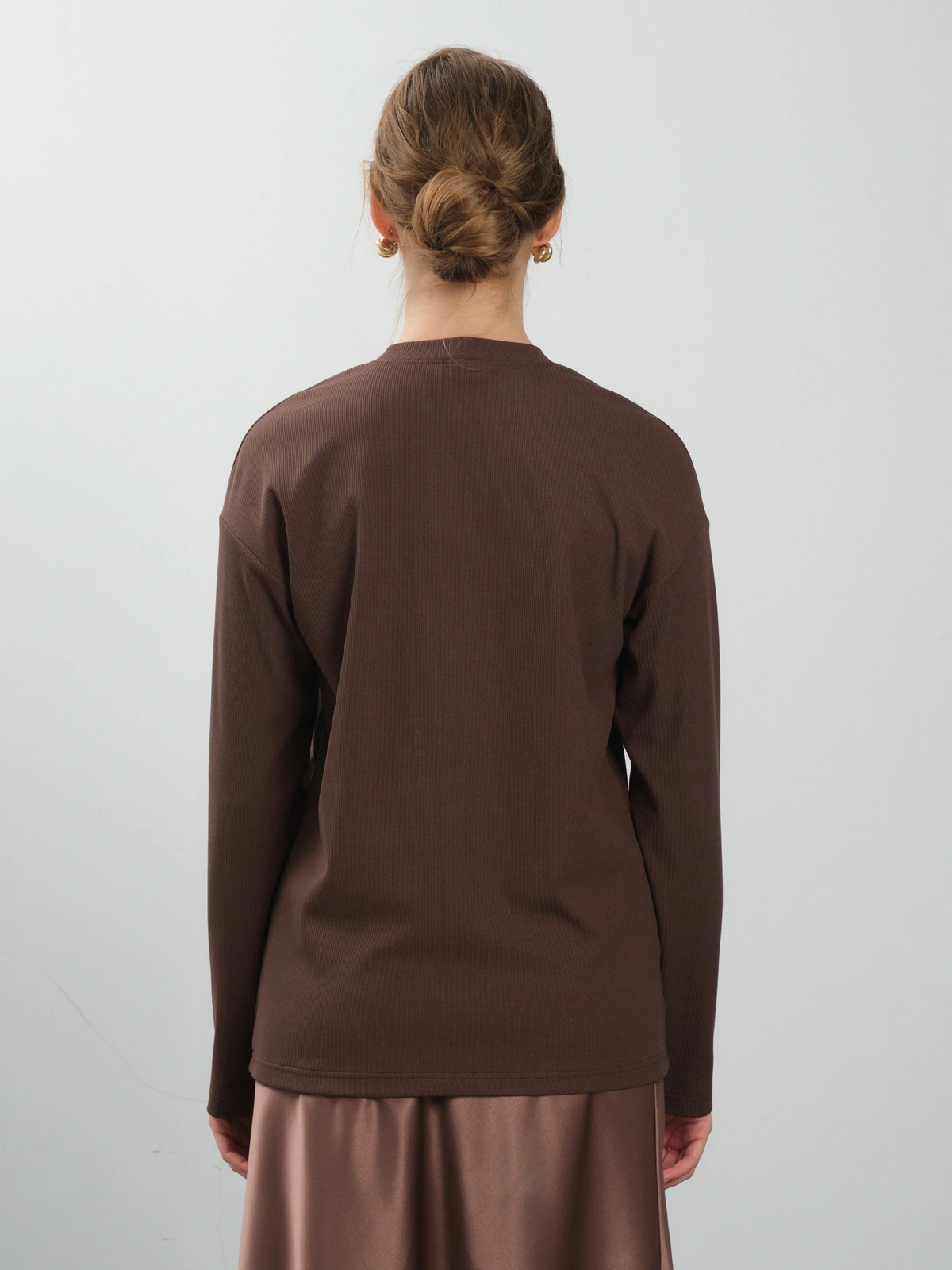 Шоколадный утепленный лонгслив в рубчик