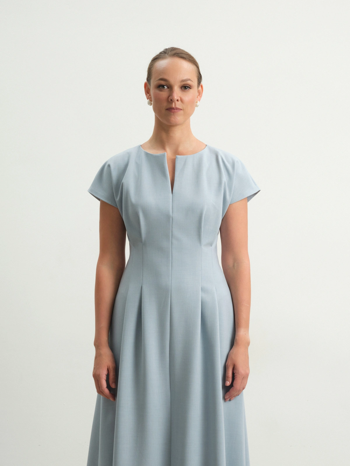 Голубое приталенное платье Allure