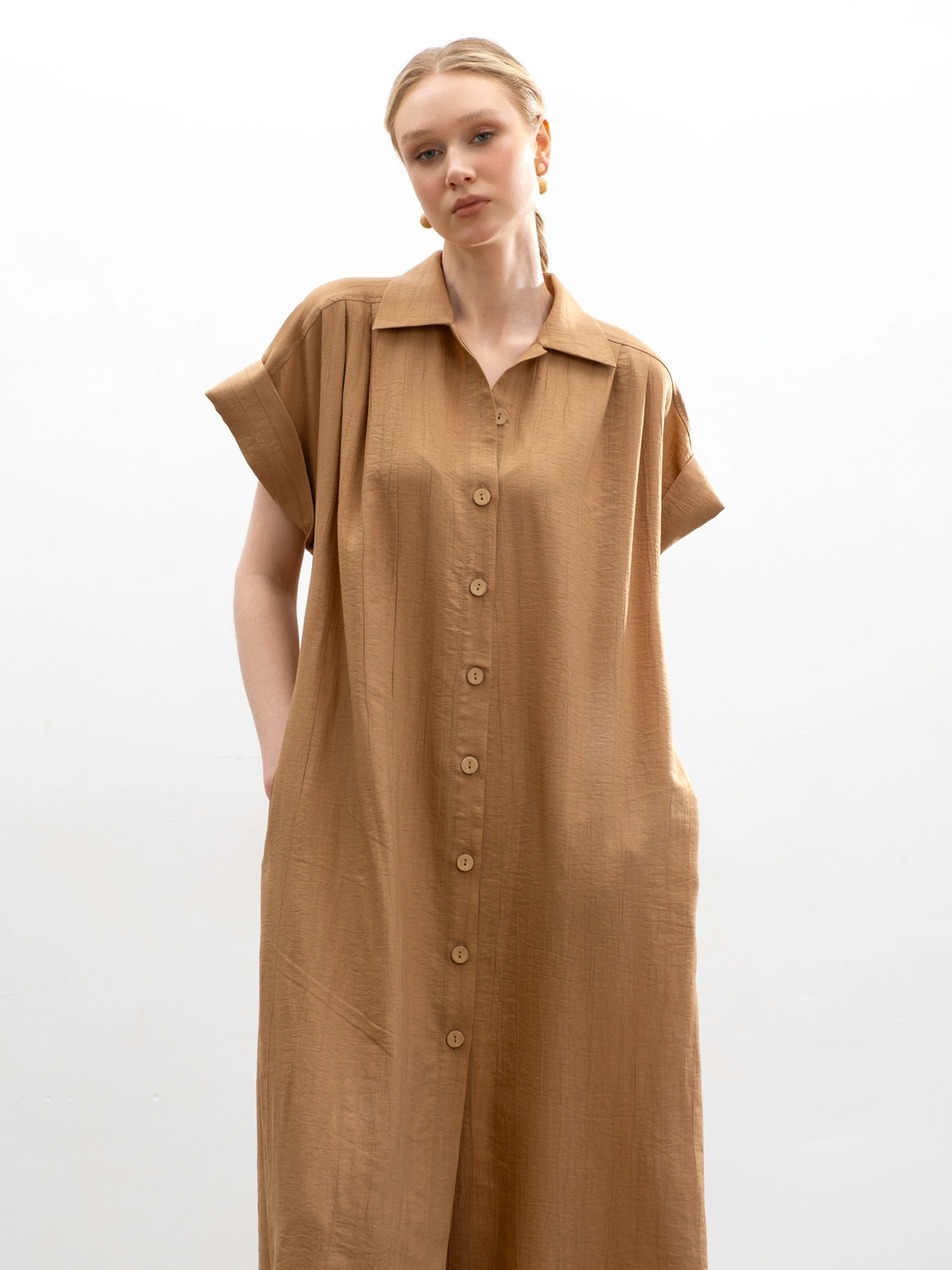 Песочное фактурное платье