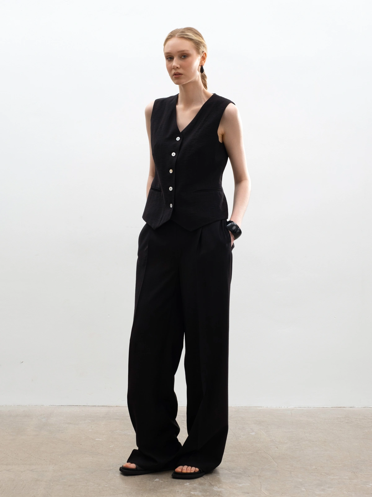 Широкие черные брюки