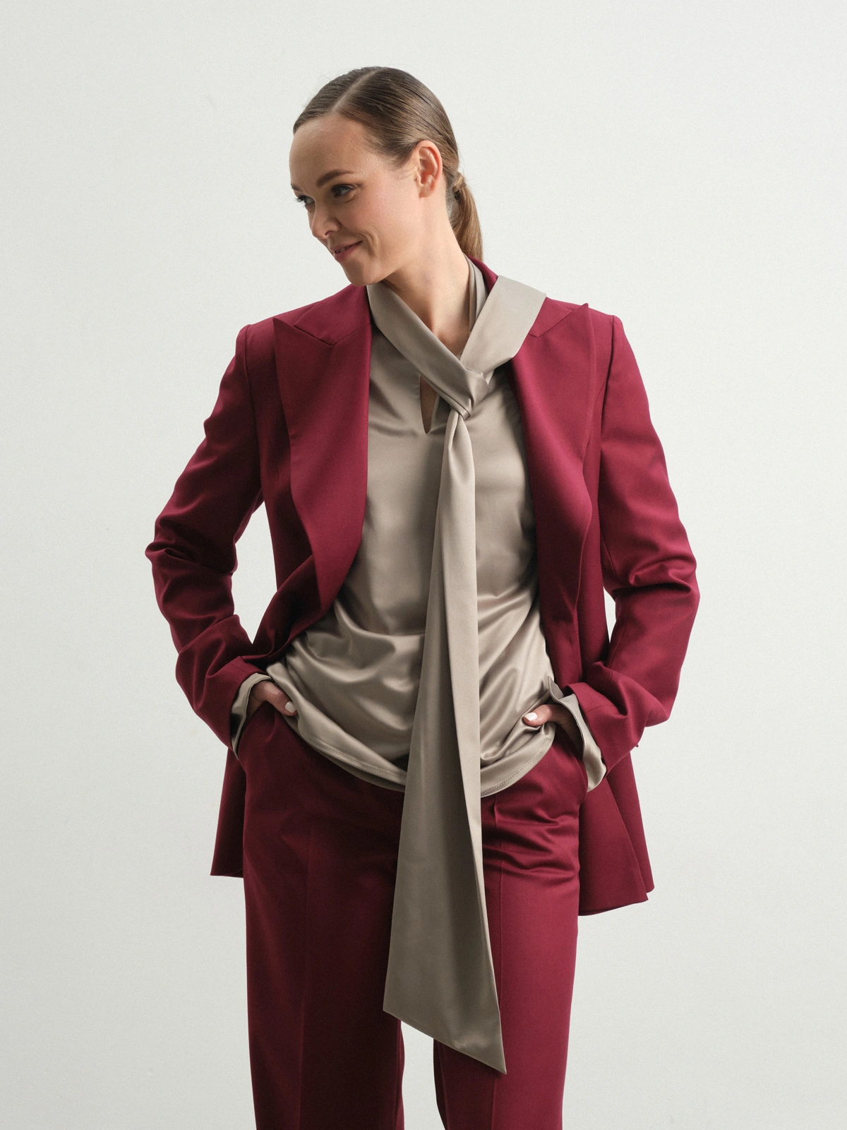 Бежевая блуза с бантом Lungwort