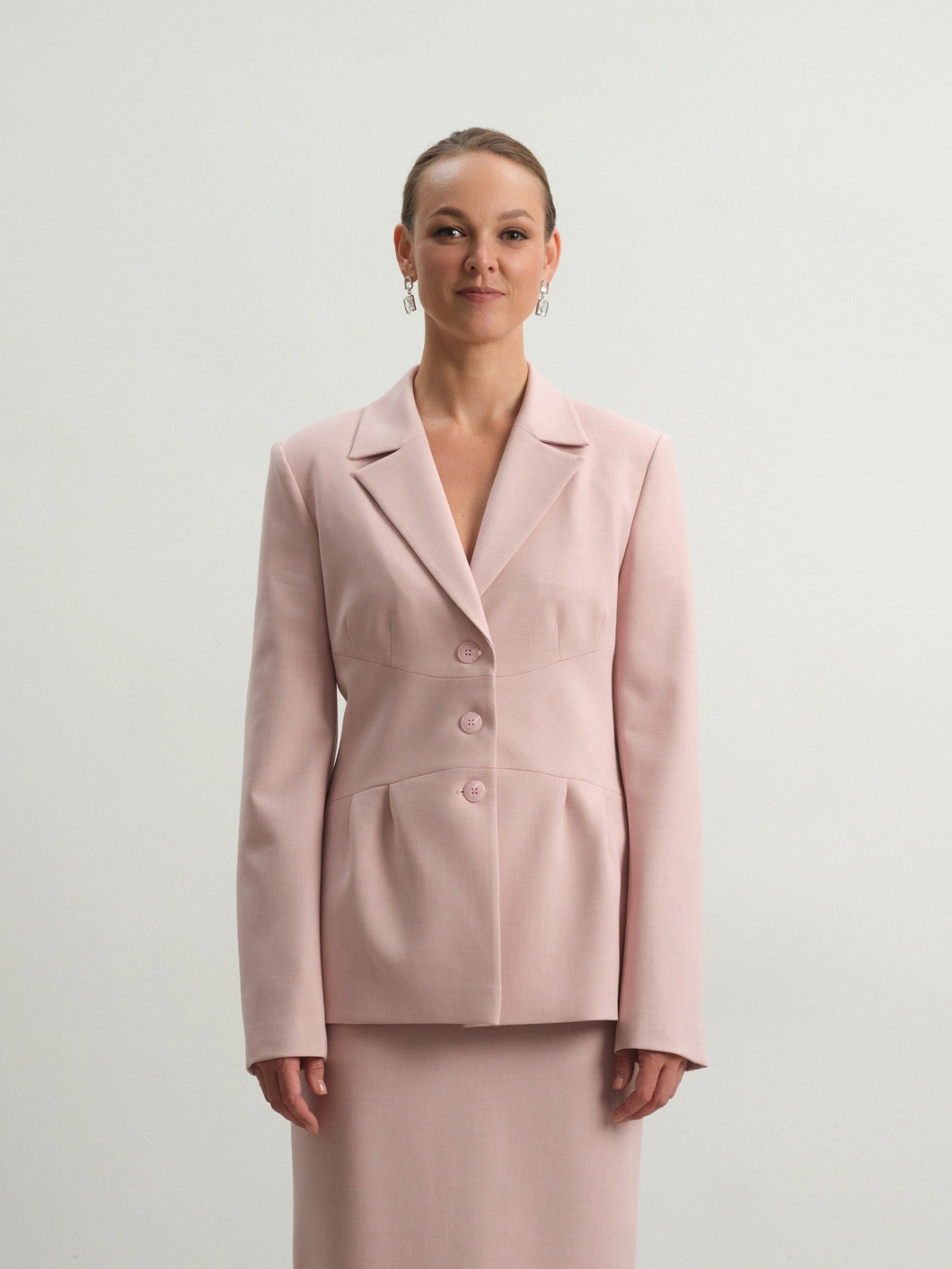 Розовый приталенный жакет Charm