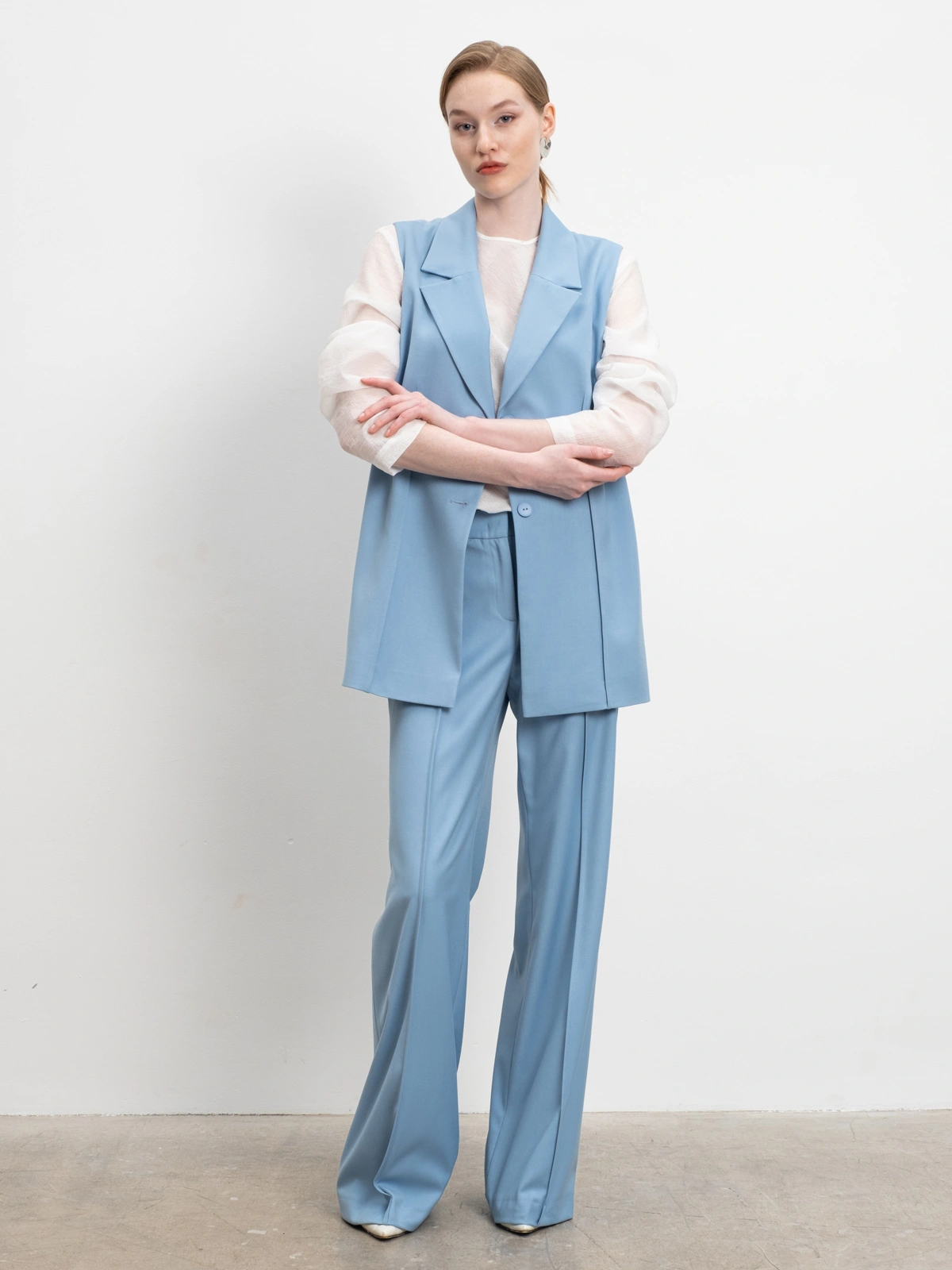 Голубые расклешенные брюки