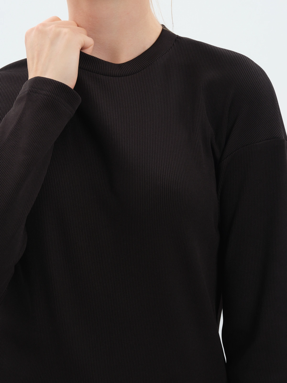 Черный утепленный лонгслив в рубчик