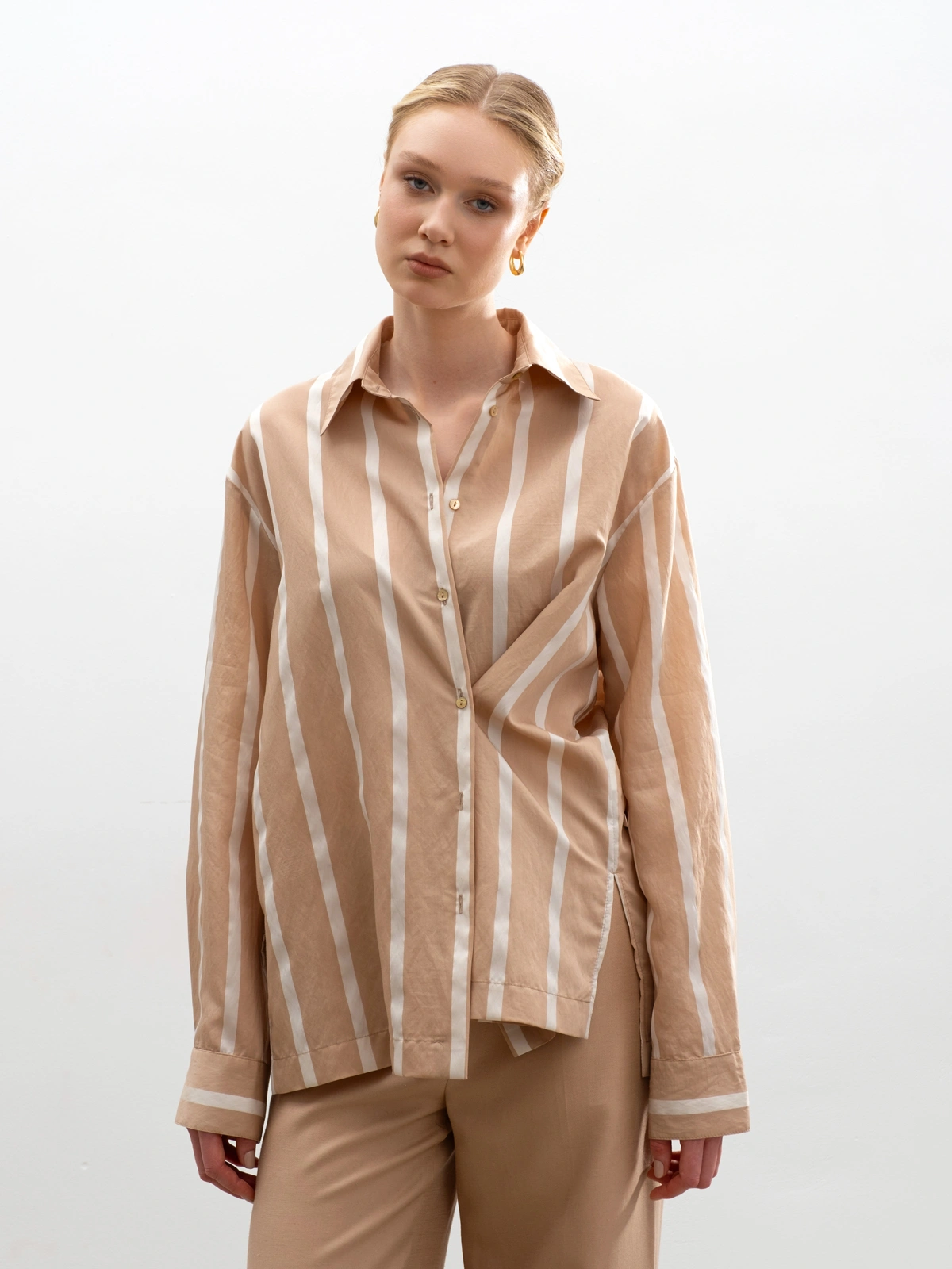 Бежевая рубашка в полоску