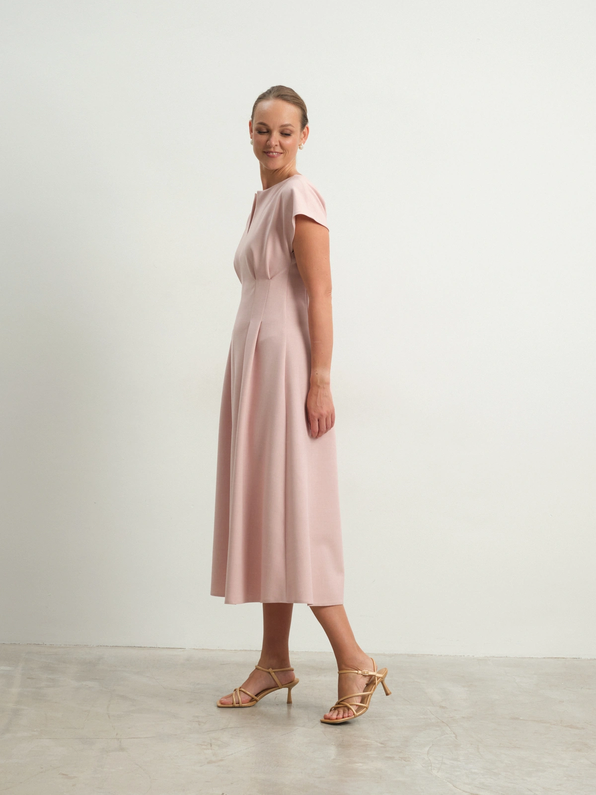 Розовое приталенное платье Charm