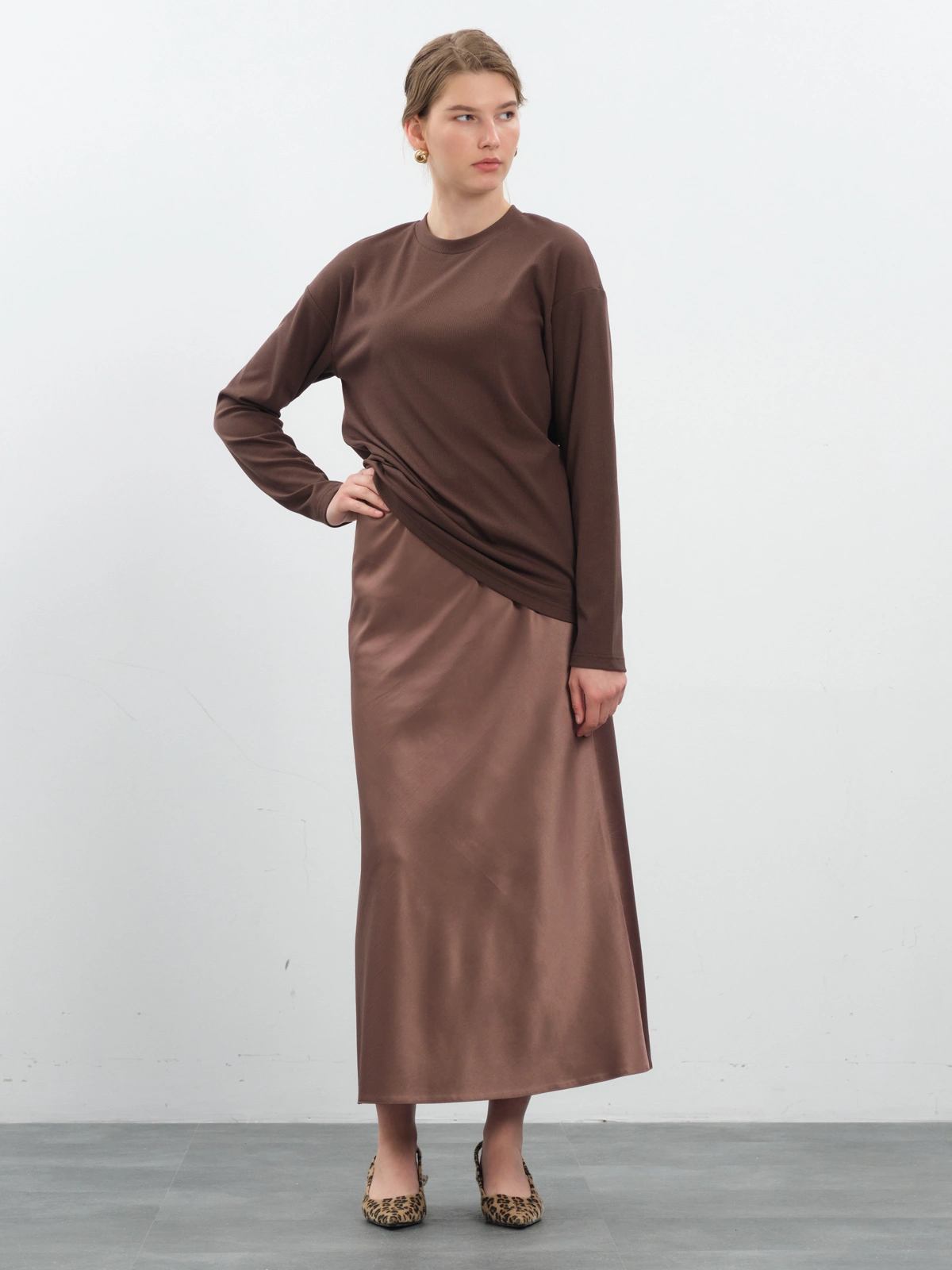 Шоколадный утепленный лонгслив в рубчик