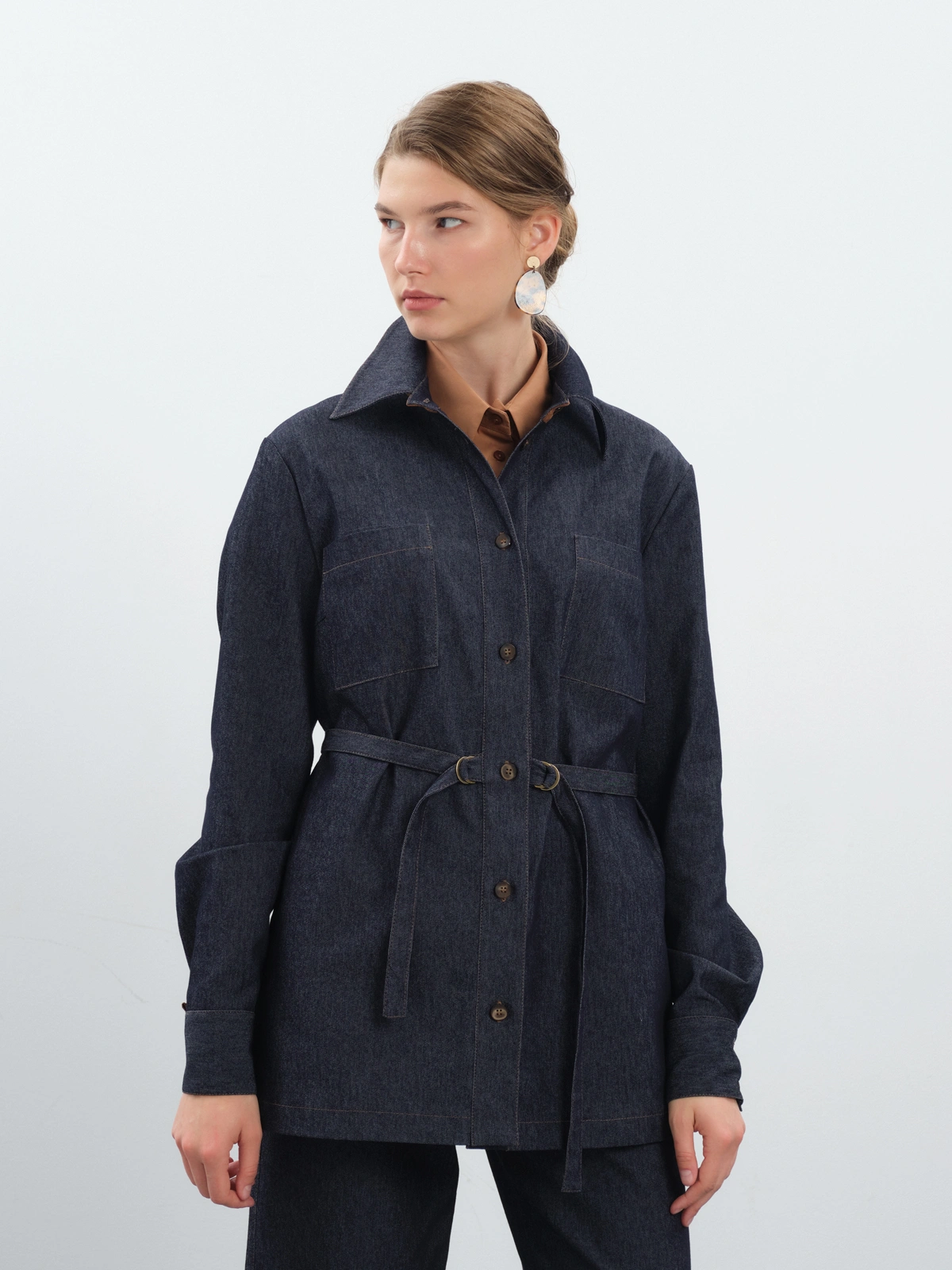 Темно-синяя рубашка из денима