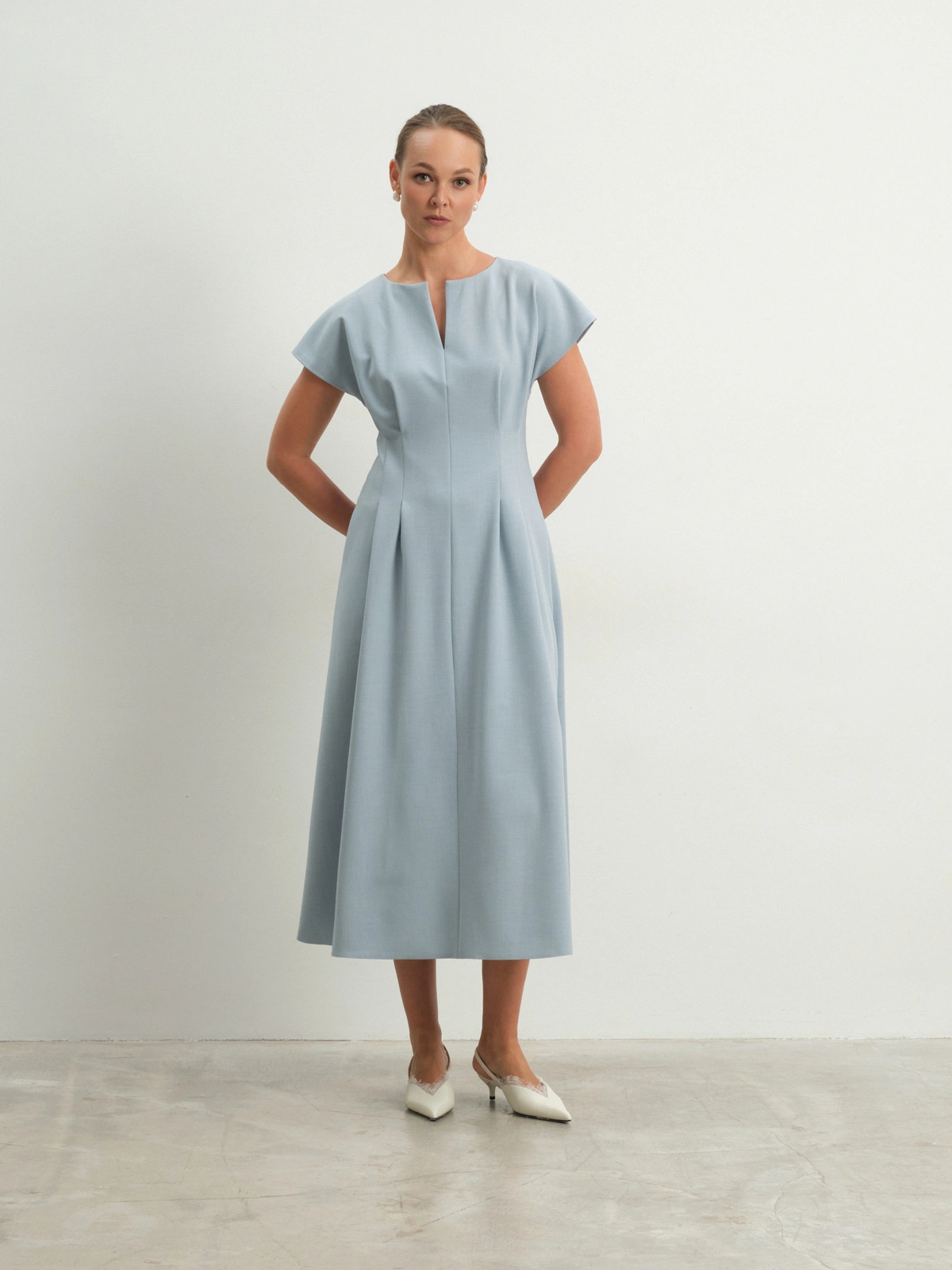 Голубое приталенное платье Allure